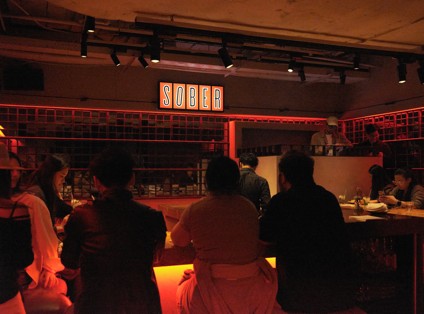 一群人在餐厅里跳舞 中度可信度描述已自动生成