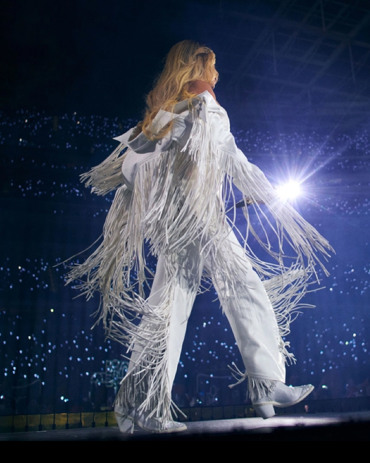 时尚COSMO-Beyonce身着Mugler定制白色皮革造型,于洛杉矶揭幕2025年“Cowboy Carter”世界巡演