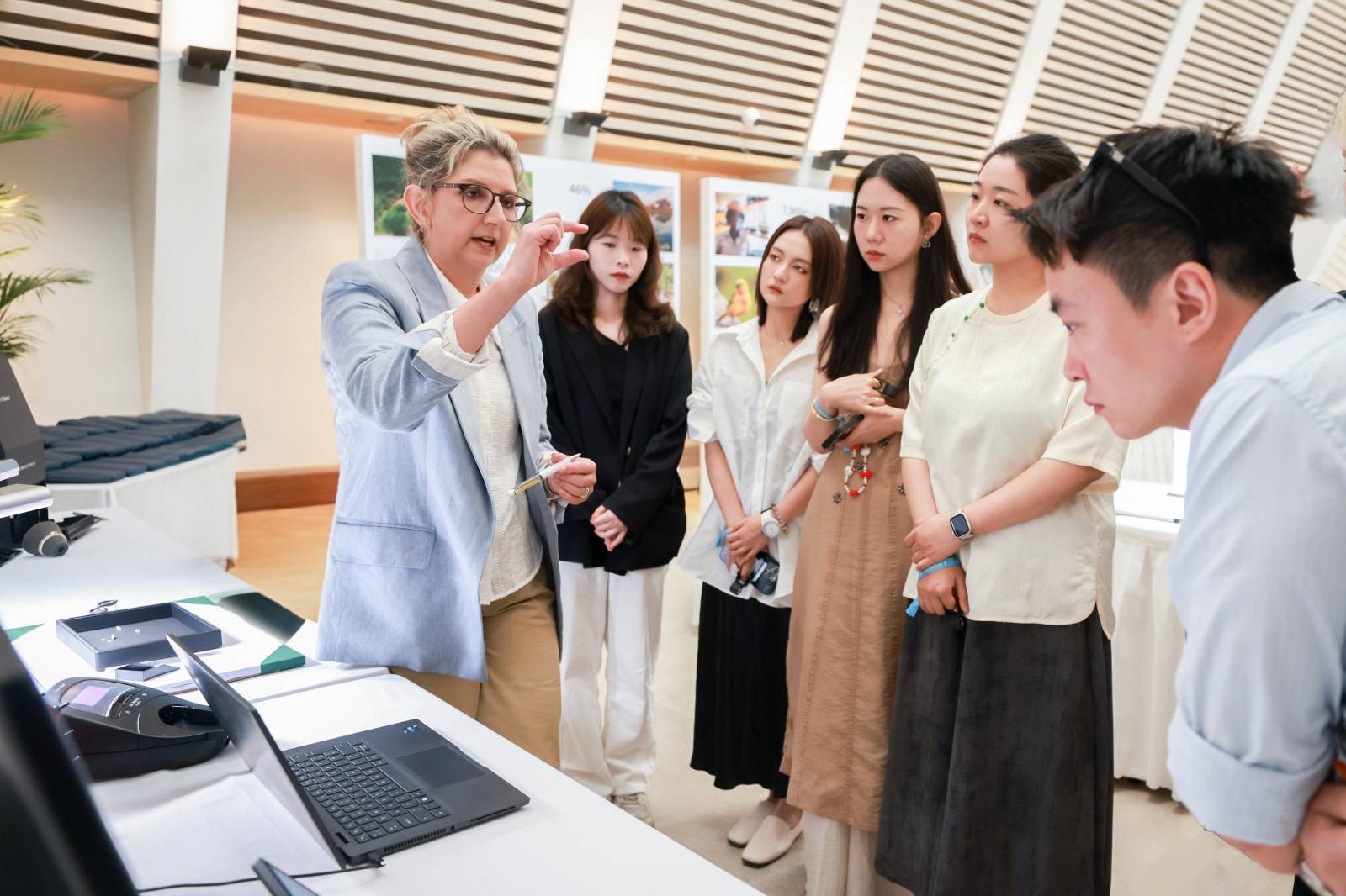 09-戴比尔斯集团英国技术联络经理Samantha Sibley教授媒体鉴赏天然钻石.jpg