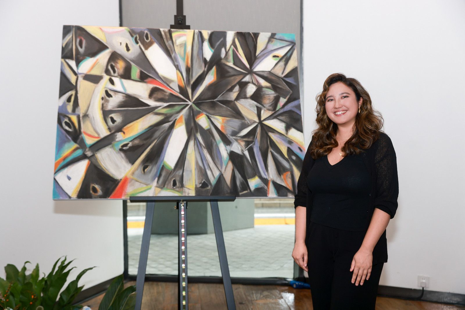 14-艺术家Annette Fernando与她以天然钻石为灵感创作的艺术作品.jpg