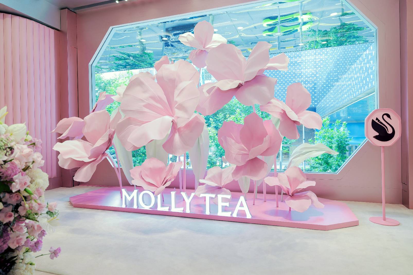 1. 施华洛世奇与茉莉奶白联动合作繁花蜜羽限定空间.jpg