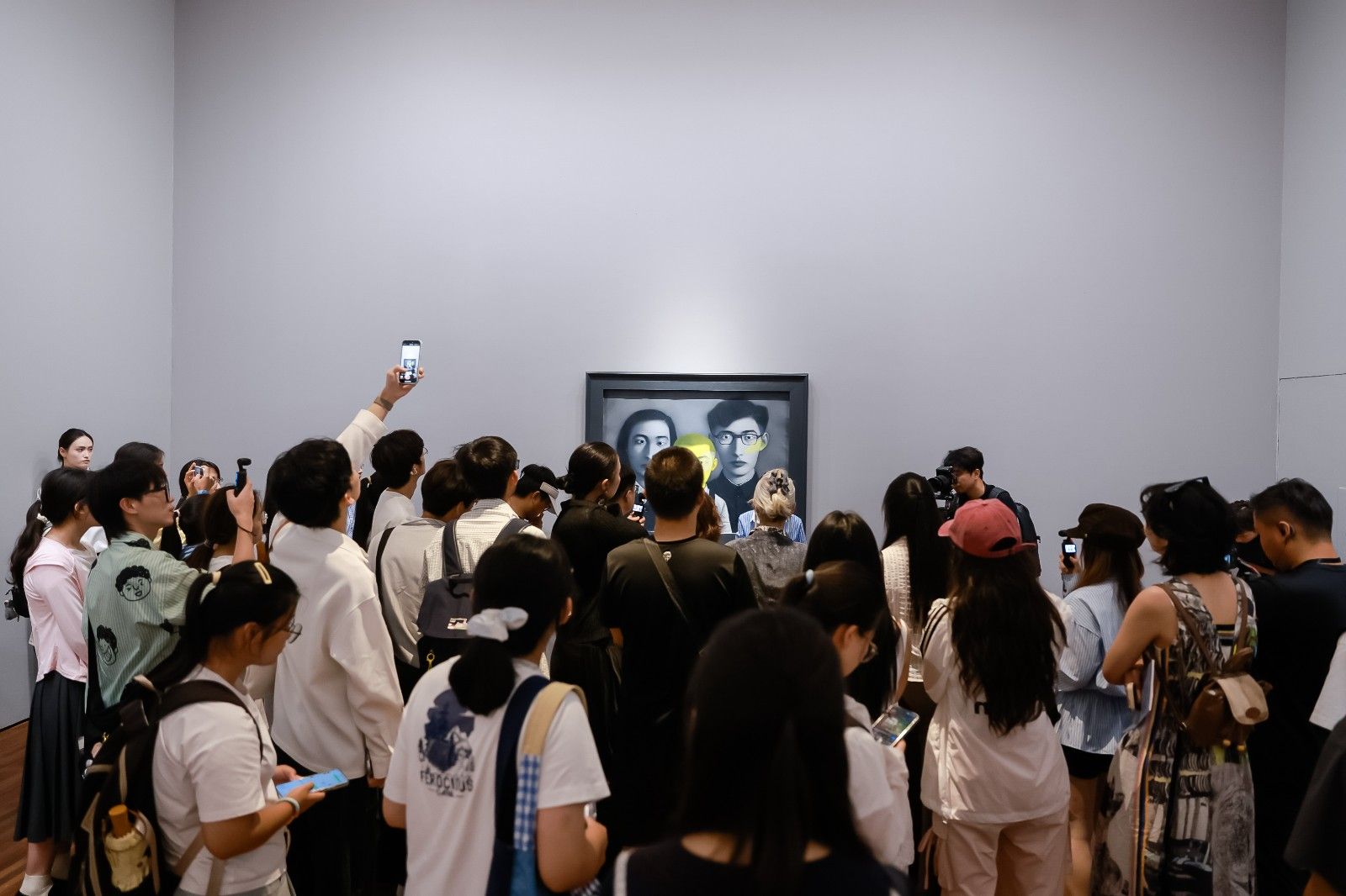 配图4青年学生通过张晓刚的艺术作品感悟“美的启迪、升华和共生”.jpg