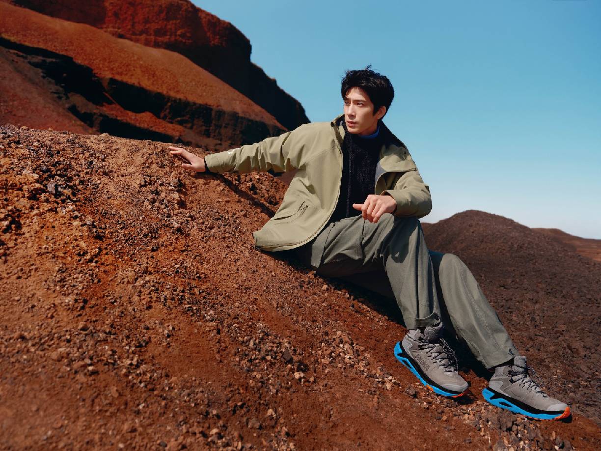 3. 井柏然身着 HOKA 动态硬壳，上脚 HOKA KAHA 3 GTX 踏上火山之旅.jpg