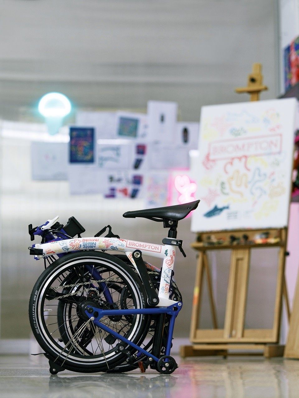 1759208642461081.jpg 【新闻稿】BROMPTON携手艺术家李昱昱发布首款中国城市限定作品 共贺深圳湾万象城新店启幕 5.jpg