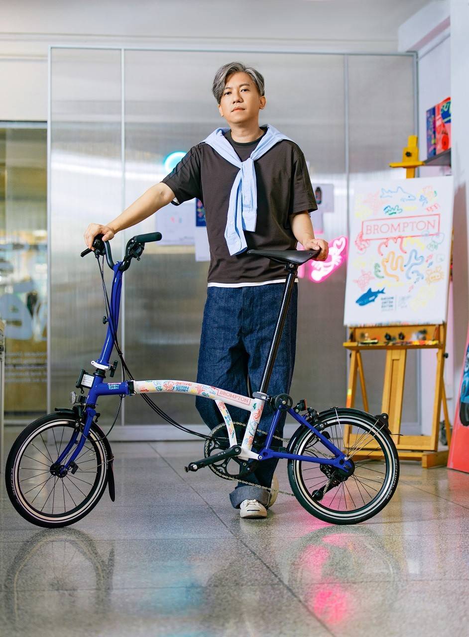 1759208620206223.jpg 【新闻稿】BROMPTON携手艺术家李昱昱发布首款中国城市限定作品 共贺深圳湾万象城新店启幕 3.jpg