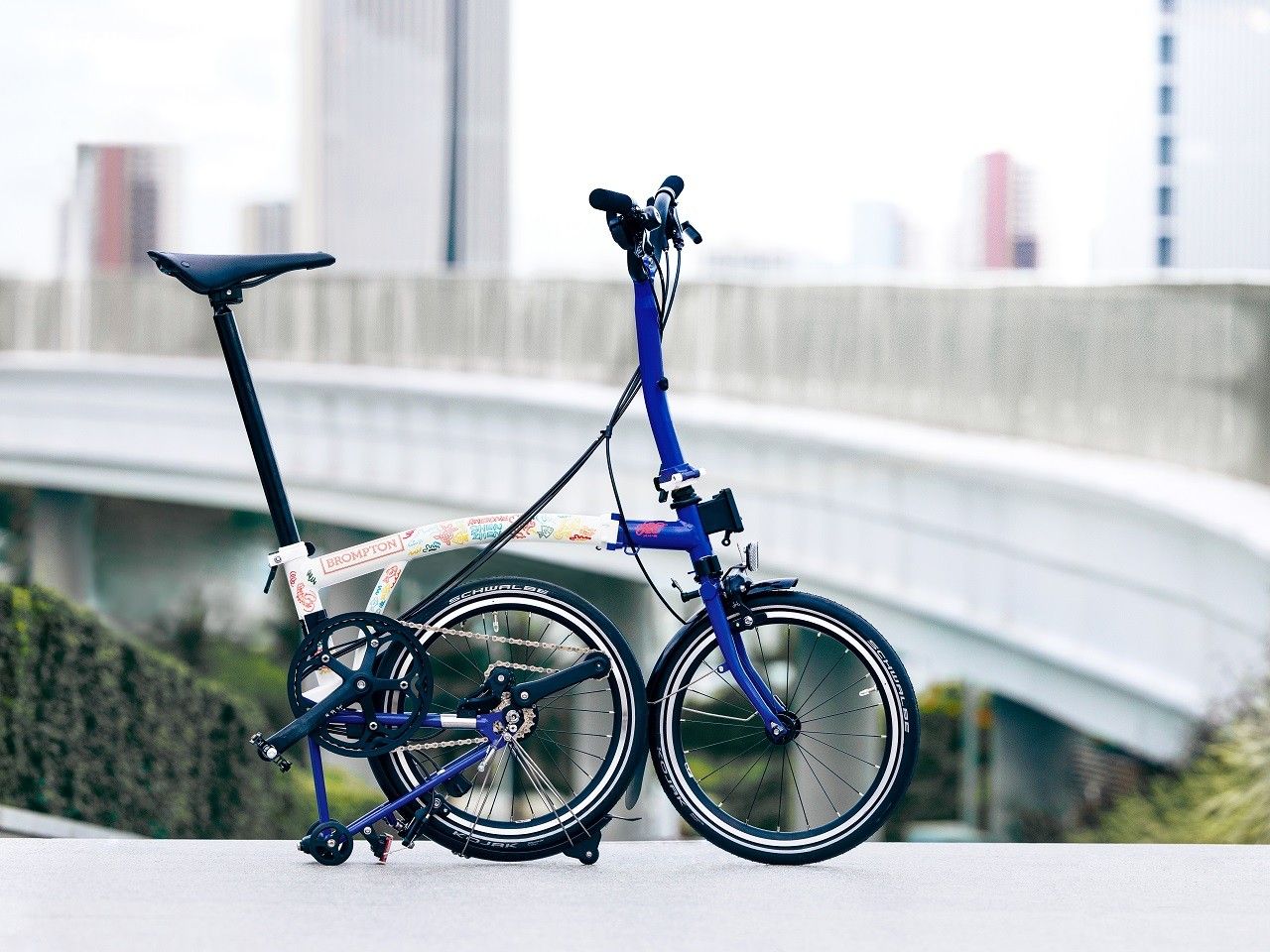 1759208600470756.jpg 【新闻稿】BROMPTON携手艺术家李昱昱发布首款中国城市限定作品 共贺深圳湾万象城新店启幕 1.jpg