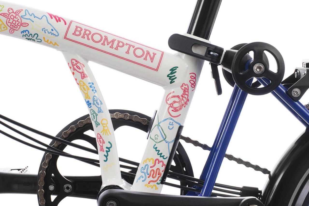 1759208653258549.jpg 【新闻稿】BROMPTON携手艺术家李昱昱发布首款中国城市限定作品 共贺深圳湾万象城新店启幕 6.jpg