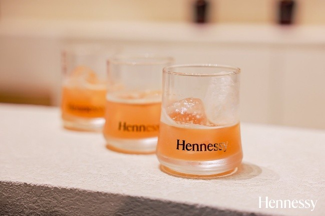 桌子上有杯子

AI 生成的内容可能不正确。