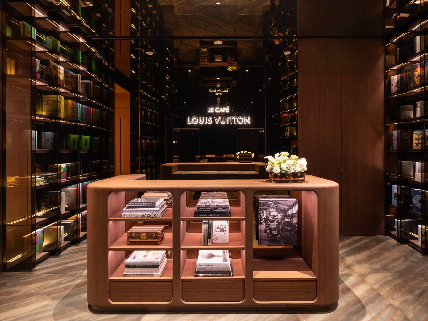 LOUIS VUITTON CAFÉ (1).jpg