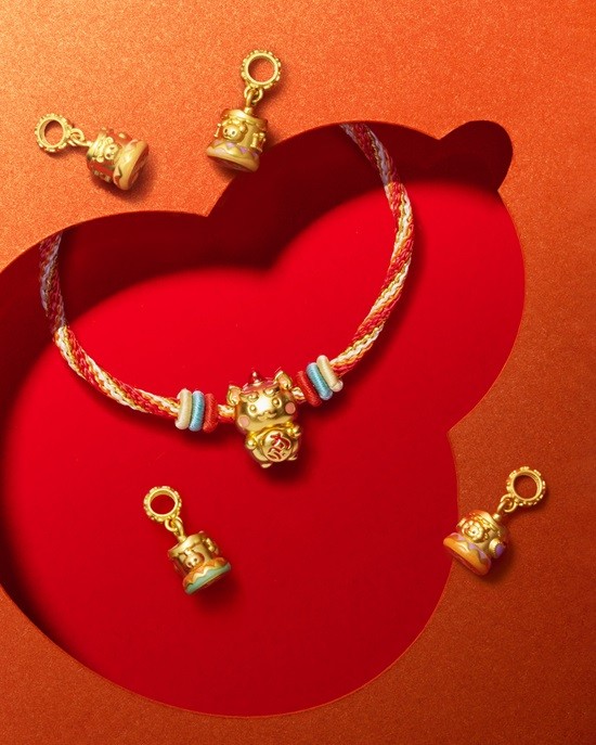 04 老庙x麦玲玲“好友祝运”黄金手饰.jpg