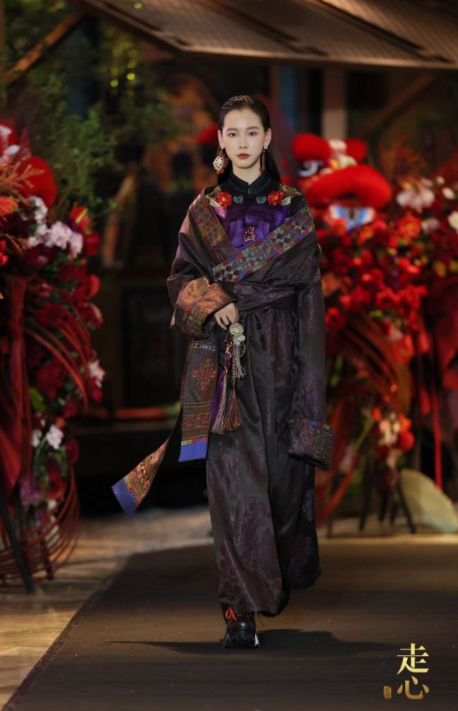 走心2026早春高定大秀「莨启」在杭州来福士优雅启幕