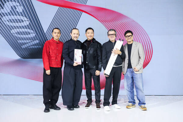 从左至右依次为：汉高消费品牌业务部全国教育总监刘伟荣Robbie Liu、沙宣美发学院全球创意总监 Richard Ashforth、汉高消费品牌业务部大中华区副总裁钟经伟、沙宣美发学院全球资深创意总监 Mark Hayes、VSA中国校友代表-维卡博沙龙创始人吴伟