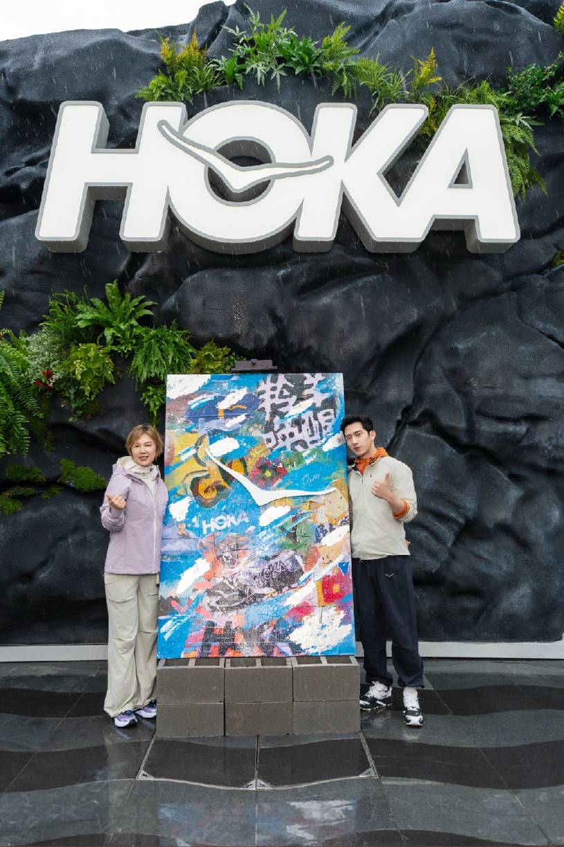 1-Deckers Brands中国区副总裁兼总经理吴箫女士与HOKA品牌代言人井柏然亮相现场.jpg