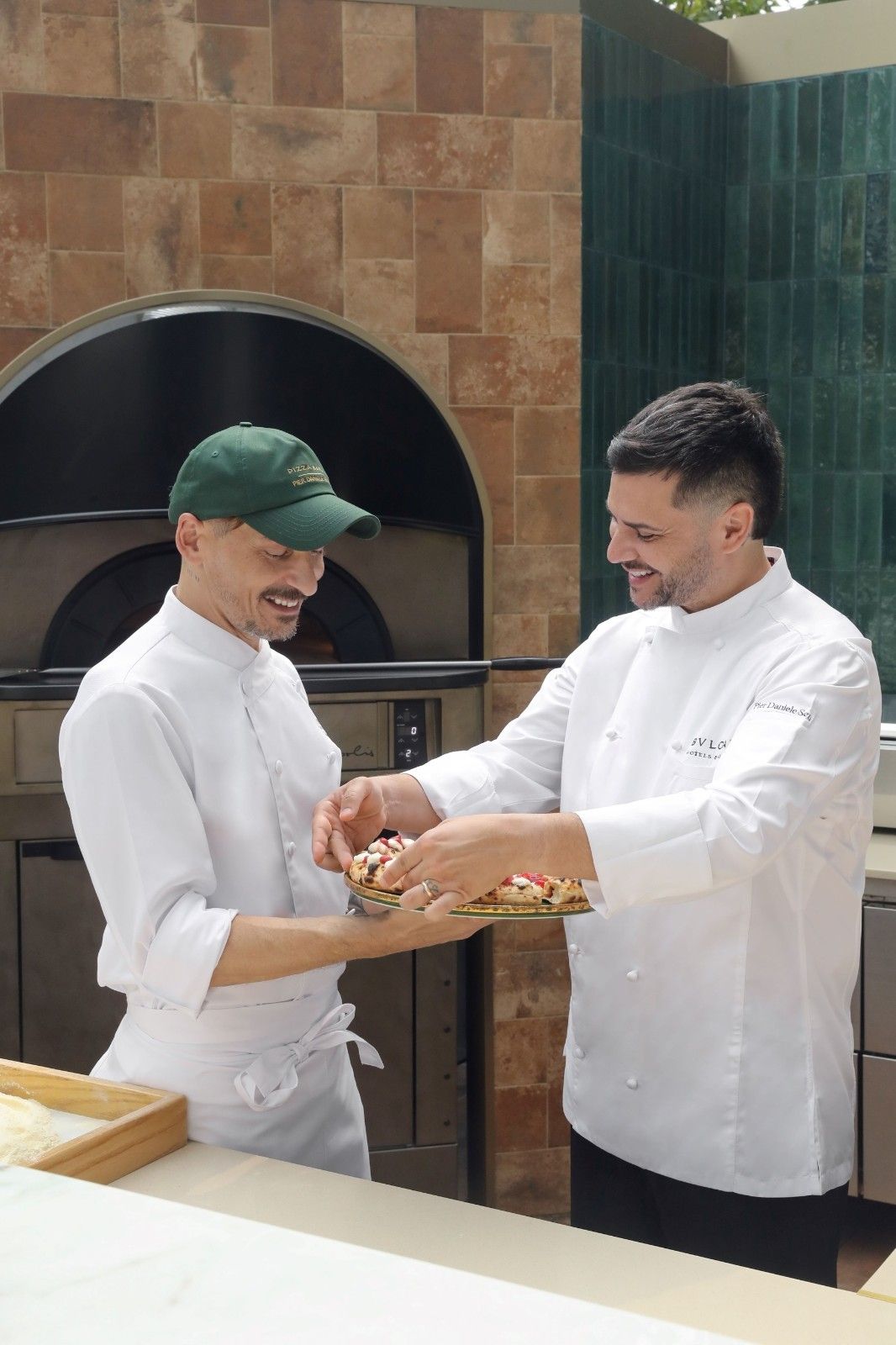 20260618511717216786.jpg 北京宝格丽酒店驻店Pizza主厨Simone Capitanio(左)与意大利披萨大师Pier Daniele Seu(右).jpg