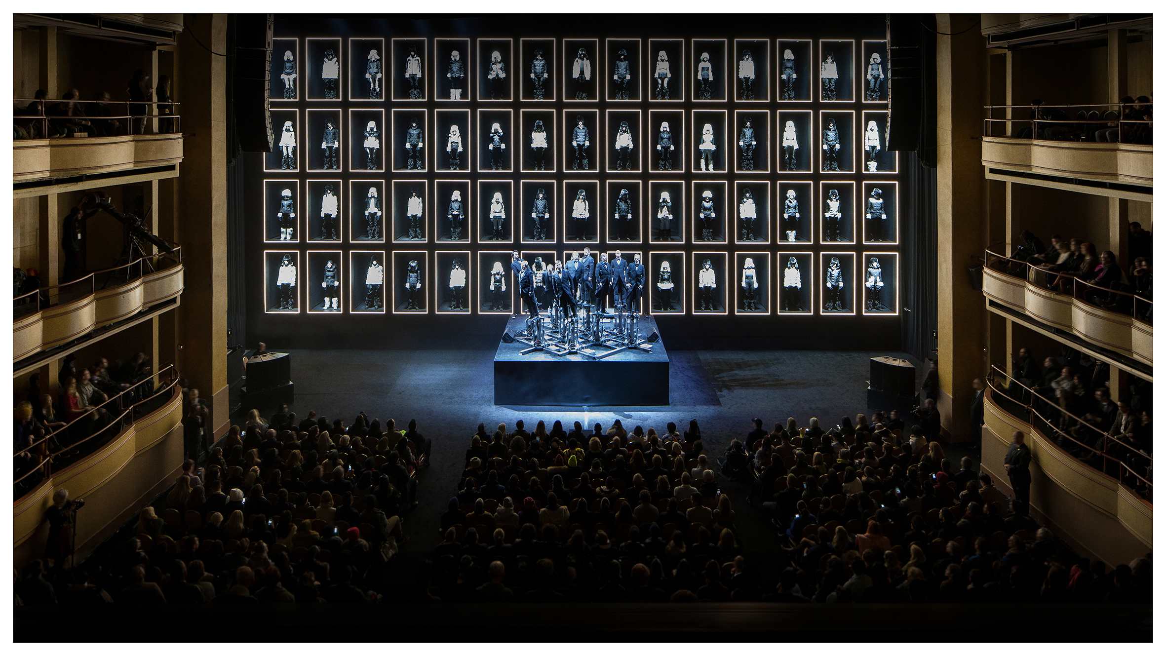 20260903151305206064.jpg MC_FW_2026_NY IN MONCLER_BS_RGB_300DPI_16X9_9_BALLROOMBALLAD_CLEAN_PRESS.jpg