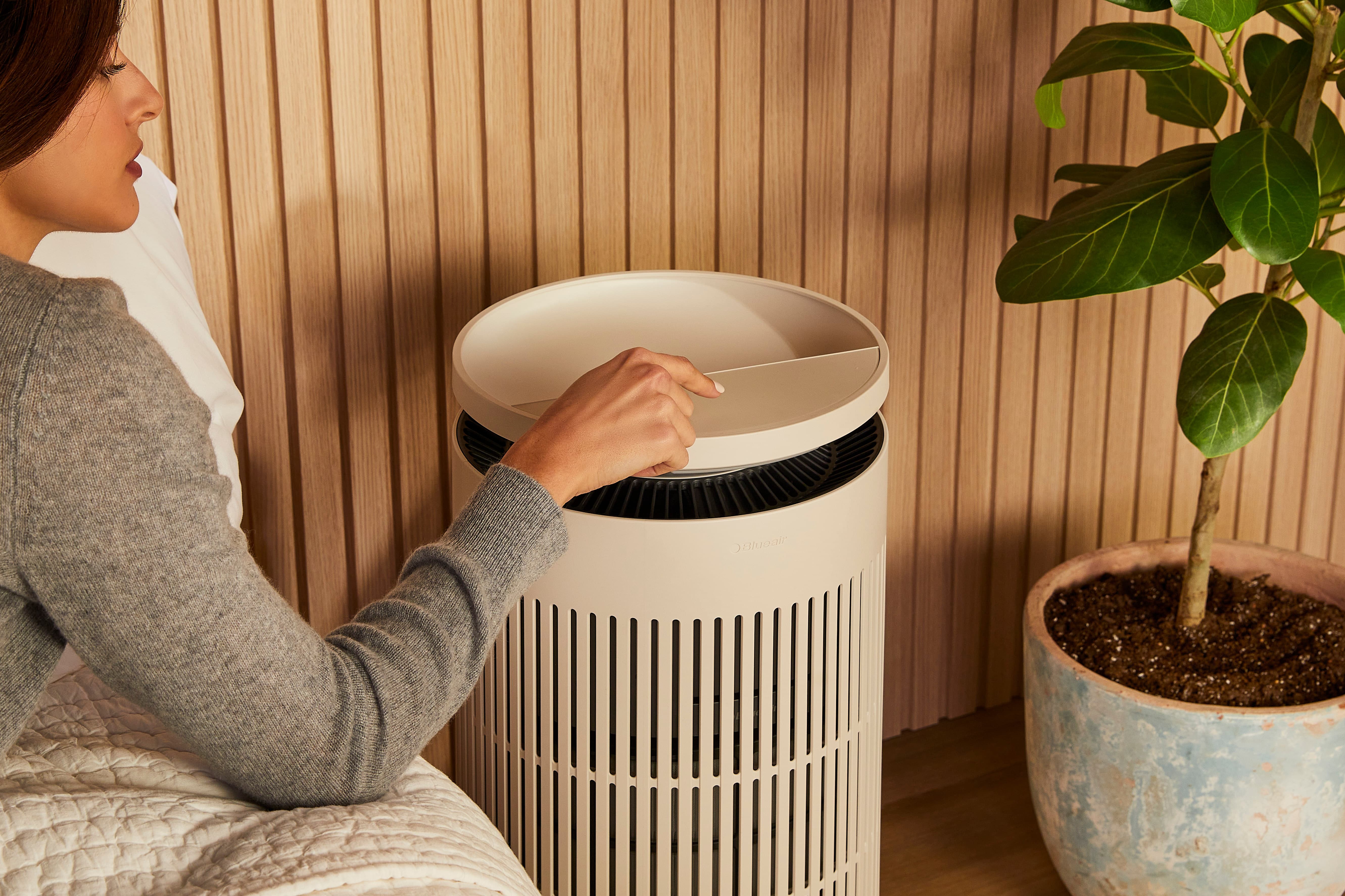 1768999389852497.jpg Blueair 2-in-1 Pro加湿净化一体机集空气净化和美学设计为一体,致力于呵护肌肤健康,提升睡眠质量.jpg